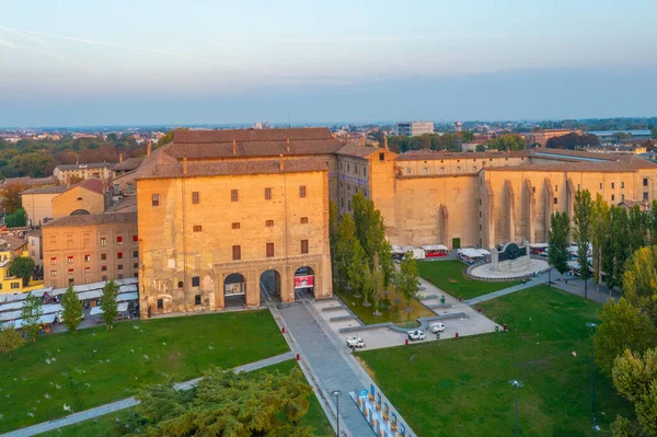 İtalya, Parma 'daki Palazzo della Pilotta' da gün doğumu.