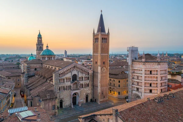 İtalya 'daki Parma Katedrali' nin gün doğumu manzarası.