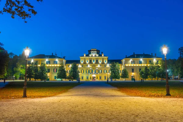 İtalya, Parma 'daki Palazzo Ducale' nin gece manzarası.