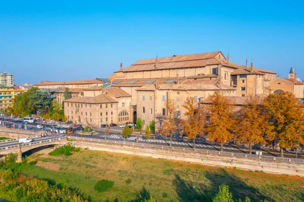 Palazzo della Pilotta Parma, İtalya 'da bir nehrin arkasında..