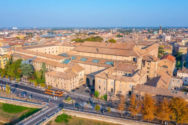 Palazzo della Pilotta Parma, İtalya 'da bir nehrin arkasında..