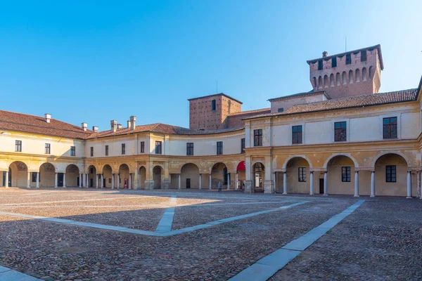 İtalya 'nın Mantua şehrinde Aziz George Kalesi.