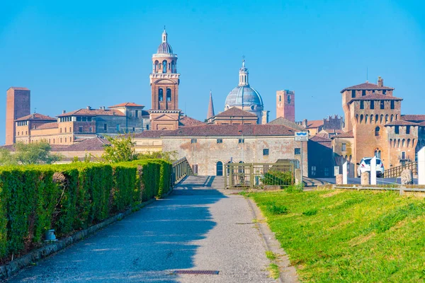 Aziz George Köprüsü İtalya 'nın Mantua kentindeki Aziz George kalesine açılıyor..