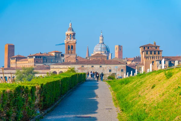 Aziz George Köprüsü İtalya 'nın Mantua kentindeki Aziz George kalesine açılıyor..