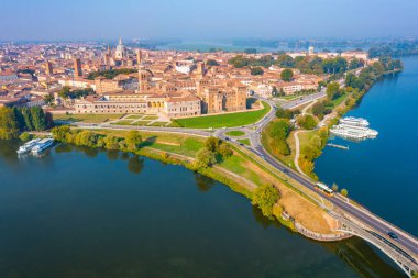 Aziz George Köprüsü İtalya 'nın Mantua kentindeki Aziz George kalesine açılıyor..