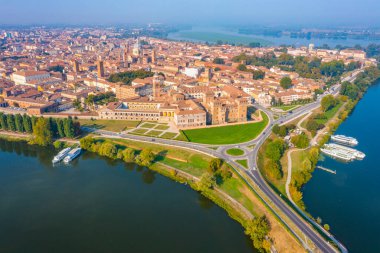 Aziz George Köprüsü İtalya 'nın Mantua kentindeki Aziz George kalesine açılıyor..