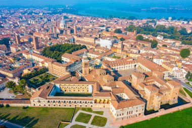 İtalyan kasabası Mantua 'nın havadan görünüşü.