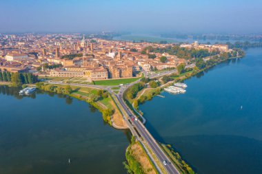 Aziz George Köprüsü İtalya 'nın Mantua kentindeki Aziz George kalesine açılıyor..