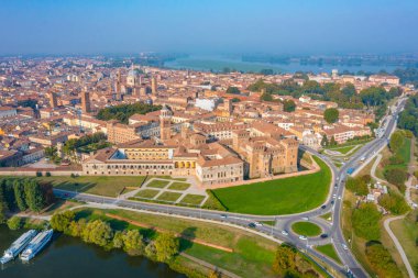 İtalyan kasabası Mantua 'nın havadan görünüşü.