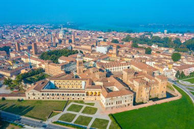 İtalyan kasabası Mantua 'nın havadan görünüşü.