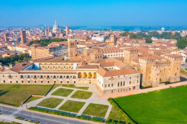 İtalyan kasabası Mantua 'nın havadan görünüşü.