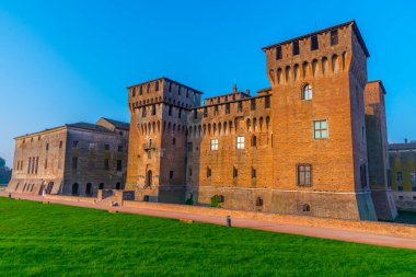 İtalya 'nın Mantua şehrinde Aziz George Kalesi.
