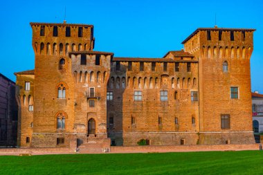 İtalya 'nın Mantua şehrinde Aziz George Kalesi.