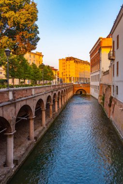 İtalyan kasabası Mantua 'daki eski balık pazarı.