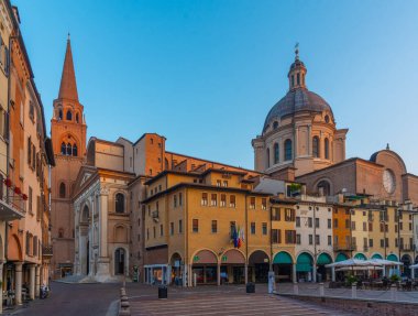 Mantua şehri Basilica di Sant 'Andrea tarafından gözden kaçırıldı..