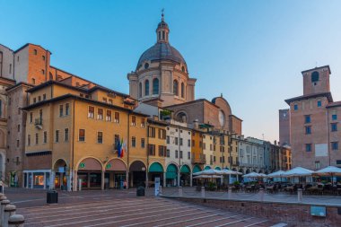 Mantua şehri Basilica di Sant 'Andrea tarafından gözden kaçırıldı..