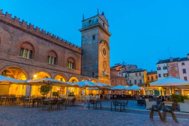 İtalya 'nın Mantua şehrinde Palazzo della Ragione' nin gündoğumu manzarası.
