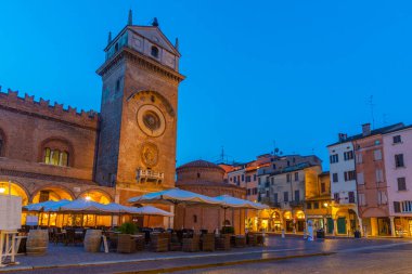 İtalya 'nın Mantua şehrinde Palazzo della Ragione' nin gündoğumu manzarası.