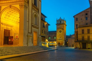 İtalya 'nın Mantua şehrinde Palazzo della Ragione' nin gündoğumu manzarası.