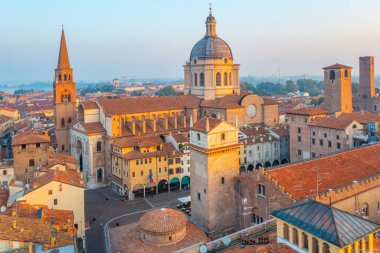 İtalya, Mantua 'daki Basilica di Sant' Andrea 'nın hava manzarası.