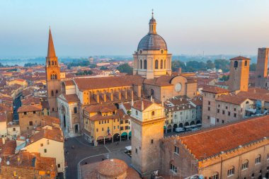 İtalya, Mantua 'daki Basilica di Sant' Andrea 'nın hava manzarası.