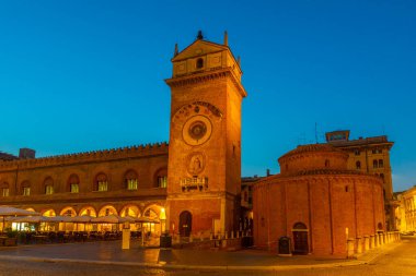 İtalya 'nın Mantua şehrinde Palazzo della Ragione' nin gündoğumu manzarası.