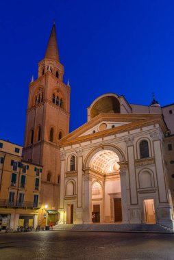 Mantua, İtalya 'da Basilica di Sant' Andrea 'da gün doğumu.