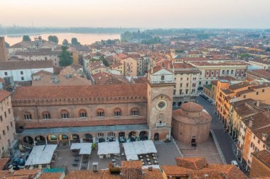 İtalya 'nın Mantua şehrinde Palazzo della Ragione' nin gündoğumu manzarası.