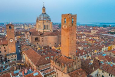 İtalya, Mantua 'daki Basilica di Sant' Andrea 'nın hava manzarası.