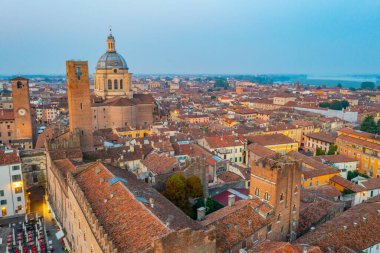 İtalya, Mantua 'daki Basilica di Sant' Andrea 'nın hava manzarası.
