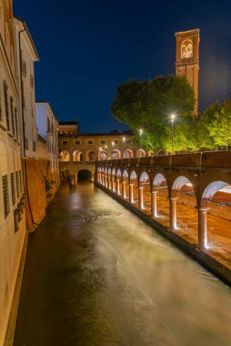 İtalyan kasabası Mantua 'daki eski balık pazarının gece manzarası.