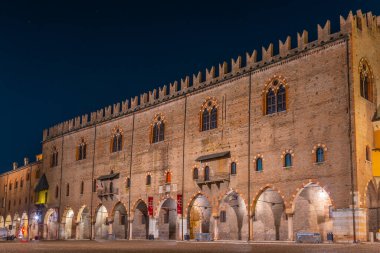 İtalyan şehri Mantua 'daki Palazzo Ducale' nin gece manzarası.
