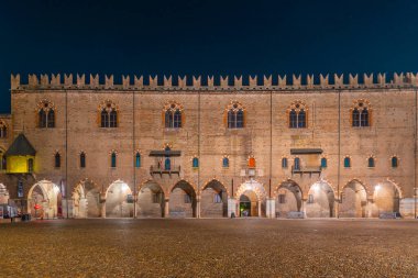İtalyan şehri Mantua 'daki Palazzo Ducale' nin gece manzarası.