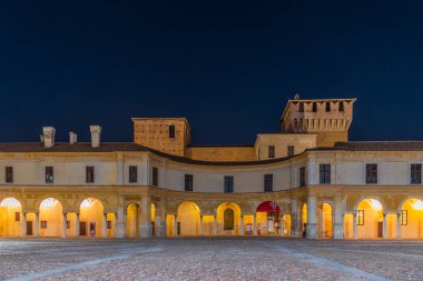 İtalyan kasabası Mantua 'daki Aziz George Kalesi' nin gece manzarası.