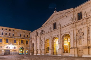 İtalya, Mantua 'daki Basilica Palatina di Santa Barbara' nın gece manzarası.