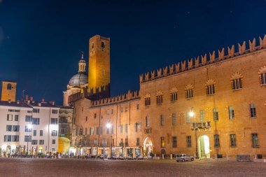 İtalyan kasabası Mantua 'daki Piazza Sordello' nun gece manzarası.