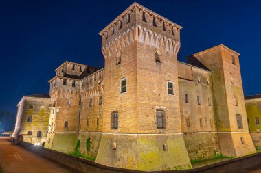 İtalyan kasabası Mantua 'daki Aziz George Kalesi' nin gece manzarası.