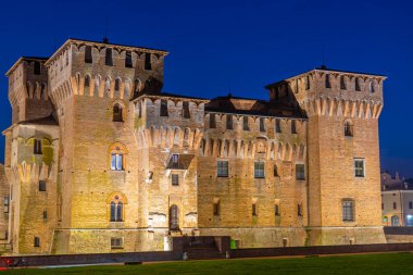İtalyan kasabası Mantua 'daki Aziz George Kalesi' nin gece manzarası.