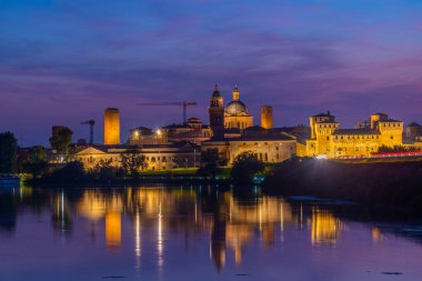 İtalyan şehri Mantua 'nın günbatımı manzarası.