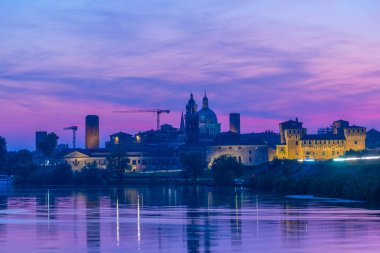 İtalyan şehri Mantua 'nın günbatımı manzarası.