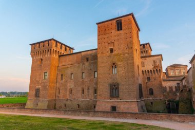 İtalya 'nın Mantua şehrinde Aziz George Kalesi.