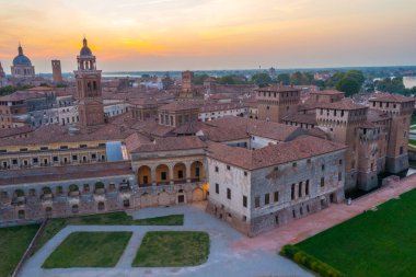 Mantua 'daki Saint George Kalesi' nin günbatımı manzarası.