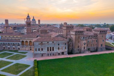 Mantua 'daki Saint George Kalesi' nin günbatımı manzarası.