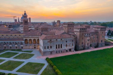 Mantua 'daki Saint George Kalesi' nin günbatımı manzarası.