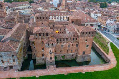 Mantua 'daki Saint George Kalesi' nin günbatımı manzarası.
