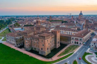 Mantua 'daki Saint George Kalesi' nin günbatımı manzarası.