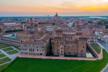Mantua 'daki Saint George Kalesi' nin günbatımı manzarası.