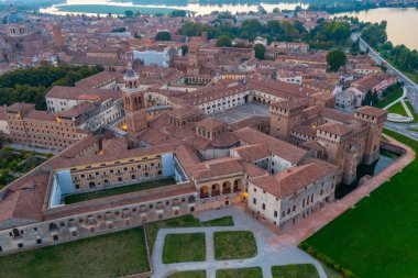 Mantua 'daki Saint George Kalesi' nin günbatımı manzarası.