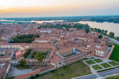 İtalya 'nın Mantua kentinin günbatımı manzarası.