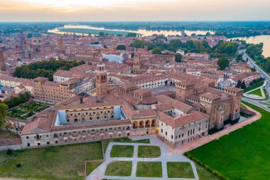 İtalya 'nın Mantua kentinin günbatımı manzarası.